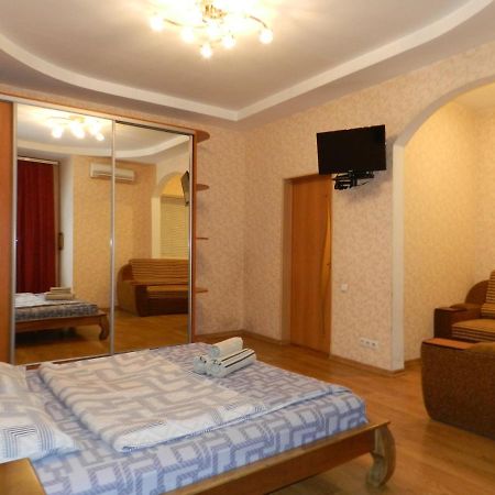 1-Room Apartment 50M2 On Metalurhiv Avenue 17, By Grandhome Zaporizhia Dış mekan fotoğraf